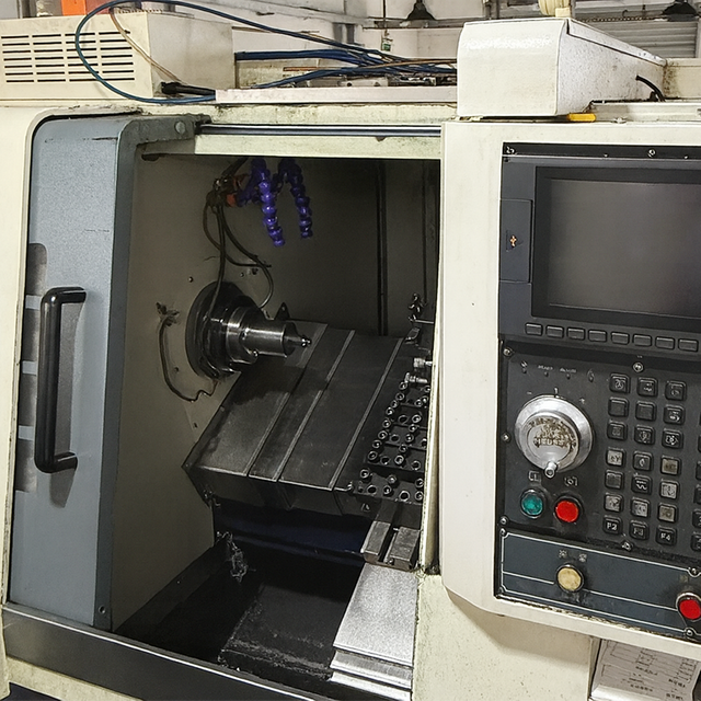 Mesin pelarik CNC di tingkat satu